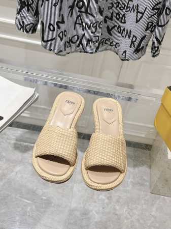 顶级版本fendi 芬迪走秀主推系列，新品上线，芬具桌脚设计灵感改创于今年秀场的主推系列鞋履 当季新品拖鞋，众所周知，鞋子永远设计为高级感满满的，高端大气上档次 - 点击图像关闭