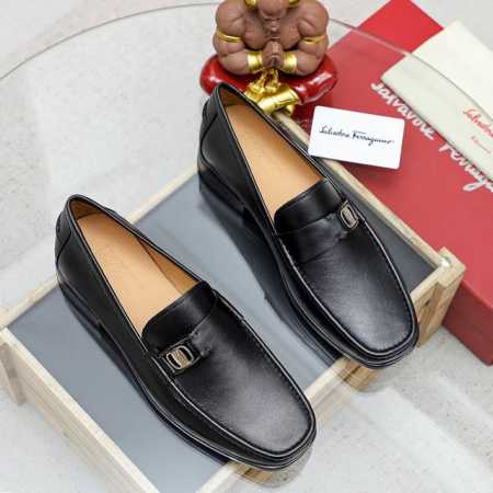 工厂价 菲拉格幕 Ferragamo 新款男士休闲套脚鞋官网原版1:1开模，原单品质做工精细，高端奢华鞋面采用进口意大利头层牛皮奢华水染皮内里橡胶耐磨防滑大底， - 点击图像关闭