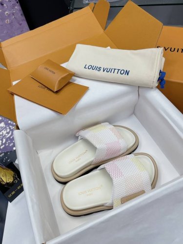 工厂p价p： 飞机盒10 Lv 情侣款专柜主打最新款牛仔拖鞋硬货上新 代购级别！高级感十足！国内外博主刷爆的一款，复古又时髦 上脚美炸了！官网主推款 鞋面：高定