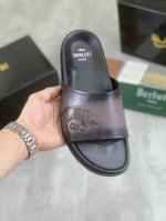 工厂p价p 实价 高品质 Berluti 布鲁提 新款拖鞋来袭 进口牛皮材质纯手工重复擦色改色制成 内里垫脚进口精选小牛皮制作 品牌Logo双色 原版大底 时髦