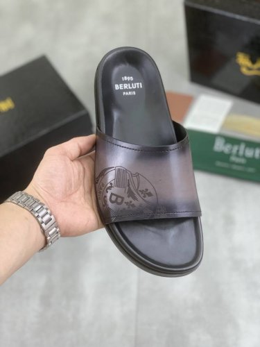 工厂p价p 实价 高品质 Berluti 布鲁提 新款拖鞋来袭 进口牛皮材质纯手工重复擦色改色制成 内里垫脚进口精选小牛皮制作 品牌Logo双色 原版大底 时髦