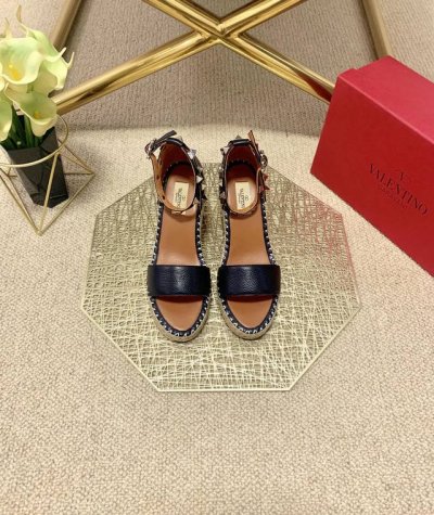 valentino Garavani 荔枝牛皮系带坡跟凉鞋 金属效果工艺处理铆钉装饰 麻绳包裹坡跟 可调节小牛皮系带 坡跟防水台 意大利制造 -35-41