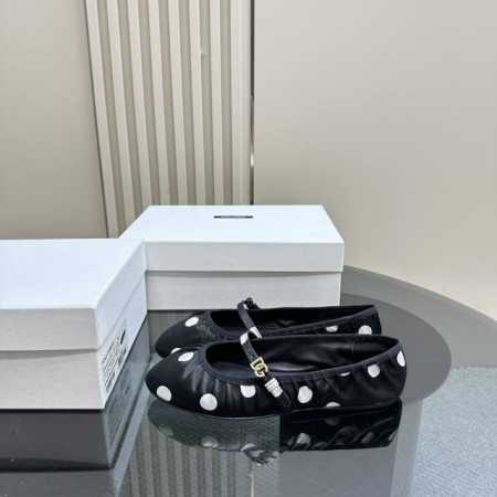 DOLCE & GABBANA 女士DG扣单鞋，金色标识铭牌。 鞋底：橡胶底 衬里：羊皮 外部：真丝 跟高:平底 - 点击图像关闭