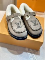 毛里版本 路易威登lv louis vuott on fw24 new arrival～秋冬最新款毛毛拖鞋～ 这双毛拖也是好好看！皮质的就是非常高级呀！！搭配秋