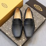 Tods 男士豆豆鞋 专柜同步新款 高端品质 蜥蜴纹杏色牛里.原版包装。黑色，尺码38-45。 正常皮鞋码，按平时皮鞋码拍，运动鞋穿40就拍39 。。。