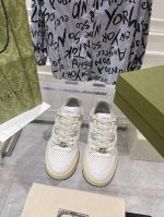 出厂 Gucci古驰G家最新情侣休闲运动鞋 板鞋 原版购入开发 做货 这款高帮运动鞋采用篮球风格廓形设计，巧妙融入镂空拼片和做旧效果，尽显别样匠心。匠心融蕴互扣