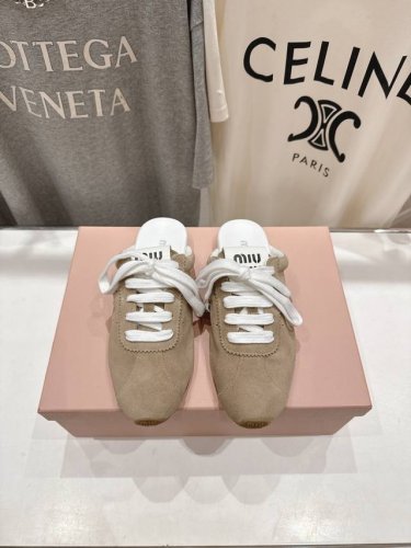 顶级出厂 皮面 Miumiu 缪缪2025Ss早春新品轻便半拖球鞋德训鞋休闲鞋，缪缪大秀上爆出的这双球鞋 后全球各大代购官网火爆上市. 简单很随意不羁又能体现单