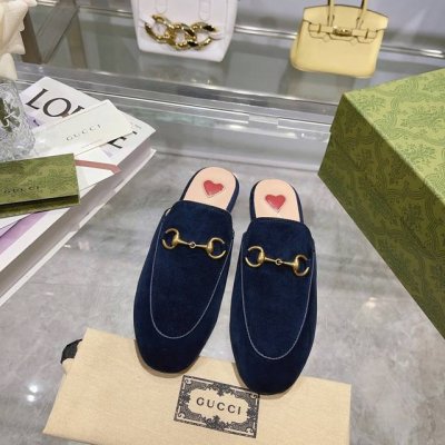 1803-10宝蓝羊猄￥ P310 35-41 41订Princetown系列拖鞋采用品牌经典的皮革面料，配以标志性的金色调马衔扣，呈现震撼效果。 宝兰色皮革