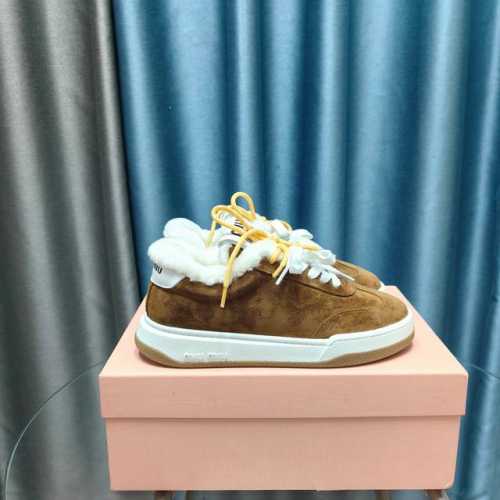 miumiu缪缪家早春最新走秀款 休闲脏脏鞋 运动小白鞋 国内外博主刷爆的一款，小红书种草系列，复古又时髦上脚美炸了 简约的运动板鞋设计，极具辨识度的鞋舌，打造