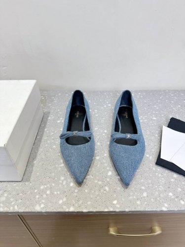 Celine 思琳 25Ss春夏新款 凯旋门 尖头 平底 单鞋 性感气质尖头单鞋干净利落 超显腿细，无论是单穿还是搭配阔腿裤，高街又复古 一起来做Celine女