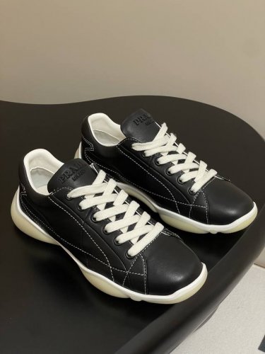 prada 普拉达 25Ss春夏新款复古德训鞋 休闲运动鞋 小白鞋 精工制造，缝线均匀，皮质质感一览无余，多色拼接，时尚大方，柔软舒适透气，外侧饰有prada字