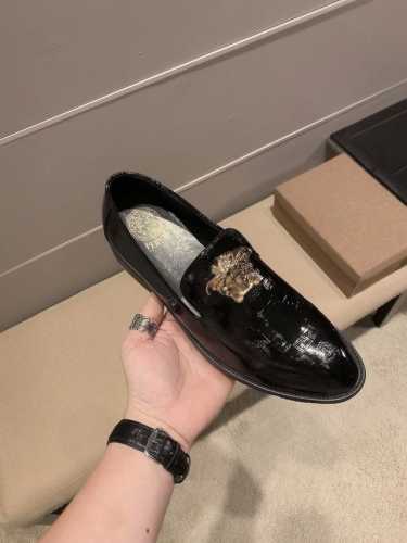 Versace 范思哲 官网新款，米兰男时装周走秀款，鞋面进口牛皮+吸汗透气不掉色头层穿舒服羊皮内里，超滑质感，吸汗透气 ，鞋身LOGO美杜莎头像高级规则代表高