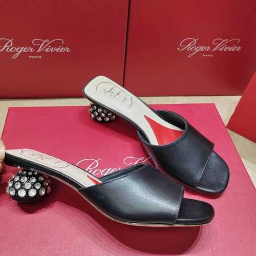 Roger Vivier 225 罗杰维维亚春夏新款花朵钻扣玛丽珍单鞋，亮面漆皮搭配钻扣，一眼被惊艳到仙女们确定不拿下这款绝美玛丽珍单鞋气场妥妥的安排上夏日搭配