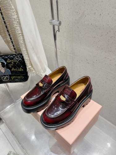 出厂 miumiu新款厚底金币乐福鞋，这一款也太美了吧无敌搭配怎么穿都超级好看 钱币的设计很复古很时尚！ 依然是经典金币设计～ 皮质超有质感 厚底增高矮个子爱了
