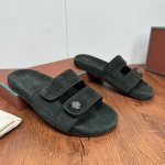 Lp 家新品 Loropian* 诺悠-翩雅 新款男士休闲凉鞋拖鞋！ 整个鞋子采用高丝光牛反绒面料，中底垫脚同材质打造 白色牛皮滚边撞色突显时尚风范。鞋面饰有立