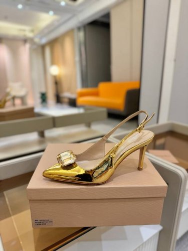 价格P： Gianvito Rossi 2025新款拖鞋 原版开发 顶级版本 代购品质 超美的大宝石高跟凉鞋。大颗宝石璀璨夺目，仿佛把星辰踩在脚下，瞬间成为人群