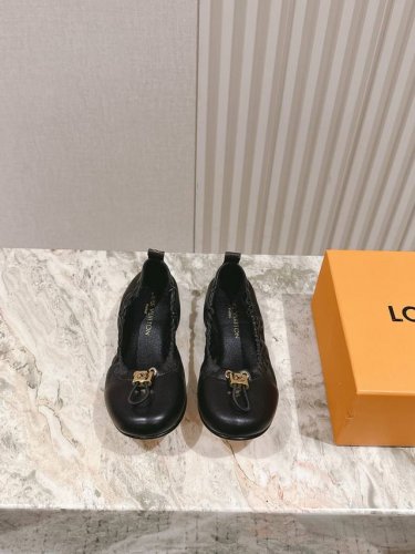 驴家早春新品芭蕾舞软底鞋 New Arrival Lv春夏芭蕾舞鞋 也太出彩了 时尚性感舒适 拉满了夏日美鞋能给的满分情绪价值.鞋的造型也很乖巧好看呀 鞋面选用