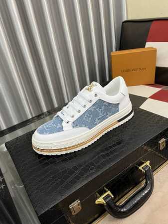 出厂价 Lv* 最新爆款休闲鞋，顶端品牌奢侈～代购，顶级～质量。鞋面選用进口透气牛皮搭配材质透气羊皮垫脚 精细做工。原版个性时尚柔软橡膠耐磨防滑大底，上脚轻巧舒 - 点击图像关闭