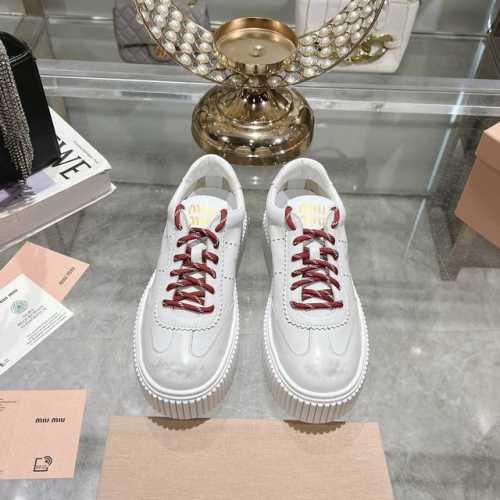 出厂 miu家2025春夏新品 专柜最新爆款做拼色厚底休闲鞋系列 时尚 简约高级 随意搭配 上脚非常轻便舒适 今年主推款 时尚 简约高级 随意搭配 上脚非常舒适