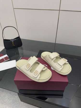 橙子出厂价p gucci 古驰 春夏新款 水钻双G扣魔术贴平底拖鞋 沙滩休闲凉拖 现代设计美学探索独特匠心之路 巧妙融合品牌经典元素与备受喜爱的品牌标识 这款凉 - 点击图像关闭