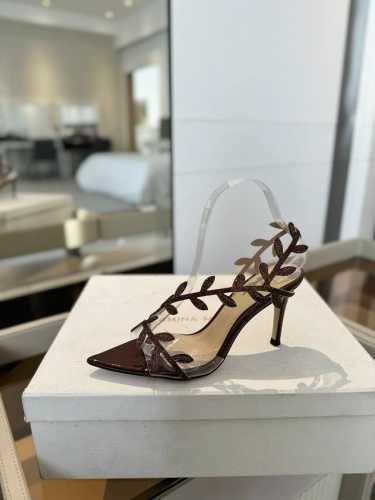 价格： Gianvito rossi 2025 新款拖鞋顶级版本，代购品质！施华洛奇水钻尖头高跟拖鞋，宛如从童话中走来的仙履。施华洛奇水钻璀璨耀眼，如同繁星点点