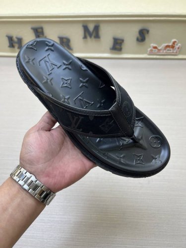 长期有货 工厂 实价 Louls Vultton 路易威登～独特现代风凉鞋。 Lv专柜代购休闲拖鞋，男士专柜同步发售，原单鞋面柔软舒适， 拒绝脱色磨脚 鞋底：原