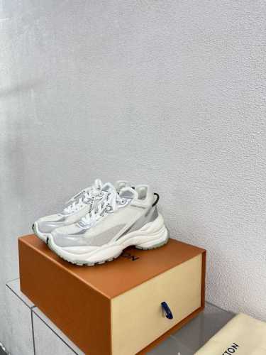L驴 Run55 增高运动鞋老爹鞋 银角大王 年度舒适运动鞋舒适度堪比专业运动鞋，兼具时尚和实用，完全不会磨脚 材质介绍: 1鞋面选材采用纯进口的Dk透气网格