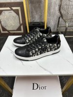Dior-迪奥 来自法国 众多时尚超模首选品牌 做工精细 采用进口原版布+牛皮面料 羊皮内里 原版开模耐磨大底 给予你色彩斑斓的时尚 尺码 Size :38-4