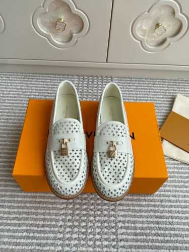 l驴家路易威登Louis Vuitton 25Ss 春夏 Lv锁头冲孔镂空乐福鞋 市场高端产品质量 最新原版饰扣 官网原版拆解原版订制漆皮 采用进口羊皮作内裡