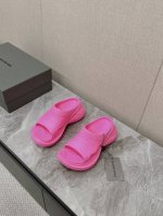 Balenciaga巴黎世家春夏拖鞋最新款系列推出探索时尚界对于原创与挪用的概念、以全新系列致敬传承与经典，以标志性Balenciaga廓形和轮胎抽象大底，碰撞