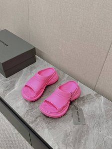 Balenciaga巴黎世家春夏拖鞋最新款系列推出探索时尚界对于原创与挪用的概念、以全新系列致敬传承与经典，以标志性Balenciaga廓形和轮胎抽象大底，碰撞