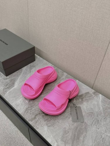 Balenciaga巴黎世家春夏拖鞋最新款系列推出探索时尚界对于原创与挪用的概念、以全新系列致敬传承与经典，以标志性Balenciaga廓形和轮胎抽象大底，碰撞