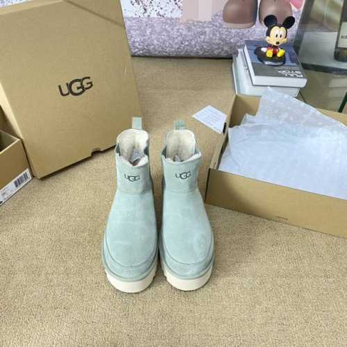 UGG女神必备-厚底松紧鞋上线啦 UGG秋冬新款四叶草厚底鞋上市 颜色：咖啡色，四叶草绿， 经典栗色 黑色 鞋底厚5.5厘米 显高挑更易搭配 翻毛皮的材质 更贴