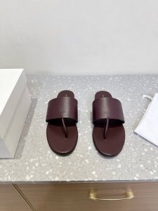 The Row 25S春夏新款 复古 罗马 夹趾拖鞋 哇哦！经典的极简风回来了！整体都没有浮夸的设计，很细的夹趾设计穿旧了也不会不舒服哦 鞋子全部都是有全皮制作