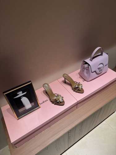 Giuseppe Zanotti 25ss新品 金花点缀高跟鞋果然很懂女人心GZ斩男又斩女的高跟鞋 爱了不愧是最懂女人的品牌 上新即售空尤其是侧面线条设计流畅自