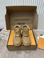 Louis Vuitton Iv马丁靴 原版开发 做货 LV Checker 及踝靴亮相于路易威登 2024 春夏男装秀场，以正绒面牛皮革演绎多元风尚。 好穿踢