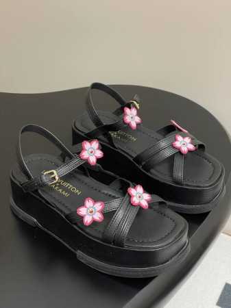 25Ss春夏新款Louis Vuiteeon Lv Maya Flatform 凉鞋防水台厚底凉鞋樱花凉鞋 本款 Maya Flatform凉鞋选用光滑牛皮革 - 点击图像关闭