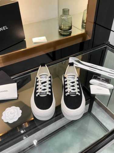 Chanel* 小香2025ss最新休闲鞋，目前超级流行的饼干鞋网红明星小红书狂追热推 发售蠢萌可爱的造型带了点复古味！ 造型特殊，很有辨识度， 显瘦显腿长，绝