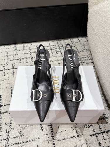 迪奥早春爆品 顶版 尖头高跟鞋 这款高跟鞋重新诠释了 Dior 复古系列黑色漆皮牛皮革鞋面搭配银色调牛皮革金属饰牌，打造镜面效果！优雅的尖头设计与银色高跟鞋相得
