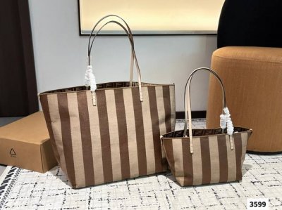 芬迪托特 轻松演绎复古时髦 包型挺阔，简约而不简单不需要过多的装饰，日常搭配西装和T恤，就能将高级感体现的淋漓尽致！ 尺寸大号38 35 小号24 19