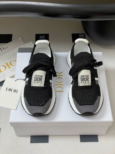新款迪奥Run'n'dior 运动鞋网眼织物休闲鞋跑步鞋 简约超级百搭. 鞋面搭配 Logo布标.上脚完美奢华可任意搭配春夏秋冬服饰. 上脚更是舒适！ 原版开模
