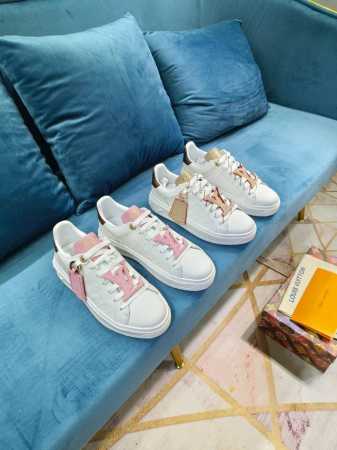本款 Time Out 运动鞋取材光滑牛皮革，以金属质感皮革勾勒鞋后。Monogram 花卉、Lv 铭纹心形装饰和路易威登标识依次点缀鞋面，搭配加厚外底，为经典 - 点击图像关闭