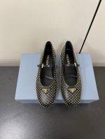 铆钉面 PRADA 25ss 普拉达秋冬新品 实力来袭 玛丽珍单鞋 芭蕾舞鞋超级爆系列爆品，各大网红明星乔欣，程潇，同款圆头三角扣 玛丽珍单鞋 ！时髦百搭nic