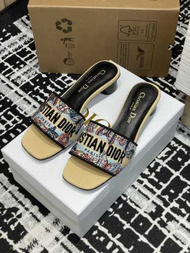高跟 P340 25Ss夏季新款Dior Dway粗跟电绣一字凉拖鞋2025最新配色 这款 Dway 带跟凉拖是一款历久弥新的经典单品，饰以彼得罗 鲁福 Pie