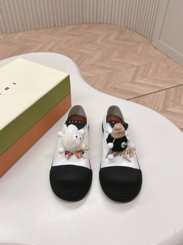 出厂 ，Marni25Ss 新款情侣款小可爱大头鞋 太萌了 2025春夏新品的Cotton Wave男女同款大头鞋，延续了品牌一贯的简约与时尚风格。设计灵感来源