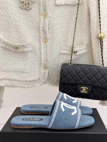 厂价 Chane*｜小香25C春夏新品 牛仔布电绣双C平底拖鞋 这一季的牛仔布系列真的超美！ 鞋面镶嵌电绣双C大Logo 让人耳目一新的感觉 无论是日常出行还是