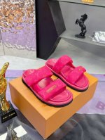 实价 lv爆款男女同款码数35-44 情侣码 路易威登面包拖 又一爆款 lv一出即巅峰的超爆款的老花拖鞋面包的脚感 软绵绵的超舒服 Lv二舅拖 Lv拖鞋系列 火