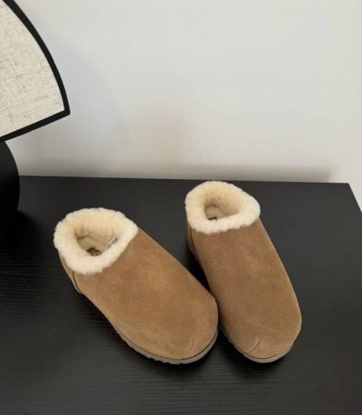 出厂p 、UGG，2024新款出炉卡皮巴拉胖头鞋，系列刻在基因里的松弛感 X拒绝精神内耗 ，卡皮巴拉”潮流风向标，经典胖头拖鞋 卡通可爱造型让你的穿搭更具吸引力
