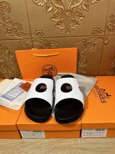 Hermes爱马仕 官网最新专柜同步新款oran牛皮面h拖鞋 巴黎原版飞回正品开模完美打造最高品质 诚意巨献，可随意进出专柜鞋面采用原版定制牛皮。彩色手掌纹。彩