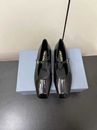 PRADA 普拉达 25ss 春夏新款 平跟方头单鞋简单的设计大概就是它最让人喜欢的点 不是烂大街的那种 很有自己的品牌个性面料：进口小牛漆皮 内里：进口混种羊 - 点击图像关闭